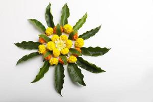 diseño de rangoli de flores de caléndula para el festival de diwali, decoración de flores del festival indio foto