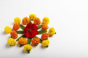 diseño de rangoli de flores de caléndula para el festival de diwali, decoración de flores del festival indio foto