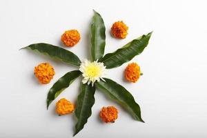 diseño de rangoli de flor de caléndula con hoja verde para el festival tradicional. foto