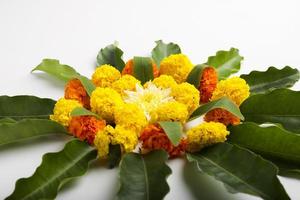 diseño de rangoli de flores de caléndula para el festival de diwali, decoración de flores del festival indio foto