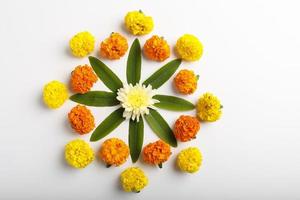 diseño de rangoli de flores de caléndula para el festival de diwali, decoración de flores del festival indio foto