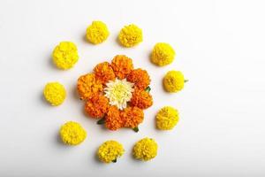 diseño de rangoli de flores de caléndula para el festival de diwali, decoración de flores del festival indio foto