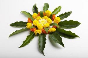 diseño de rangoli de flores de caléndula para el festival de diwali, decoración de flores del festival indio foto