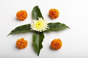 diseño de rangoli de flores de caléndula para el festival de diwali, decoración de flores del festival indio foto