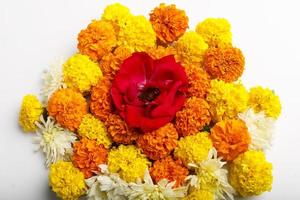 diseño de rangoli de flores de caléndula para el festival de diwali, decoración de flores del festival indio foto