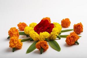 diseño de rangoli de flores de caléndula para el festival de diwali, decoración de flores del festival indio foto