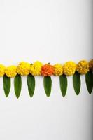 diseño de rangoli de flores de caléndula para el festival de diwali, decoración de flores del festival indio foto