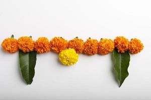 diseño de rangoli de flores de caléndula para el festival de diwali, decoración de flores del festival indio foto