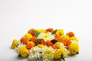 diseño de rangoli de flores de caléndula para el festival de diwali, decoración de flores del festival indio foto