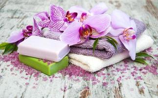 jabón artesanal y orquídeas moradas foto