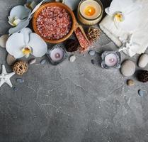 concepto de spa con orquídeas blancas foto