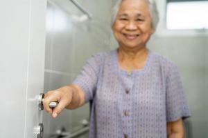 asiático mayor anciana anciana mujer paciente baño inodoro abierto a mano en la sala del hospital de enfermería, concepto médico fuerte saludable. foto