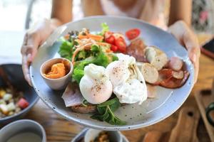 menú de huevo benedictino para el cuidado de la salud comiendo en el desayuno o el almuerzo en la vida diaria foto
