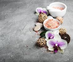 concepto de spa con flores de orquídeas foto