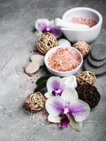 concepto de spa con flores de orquídeas foto