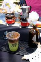 café helado té verde americano en vaso de plástico foto
