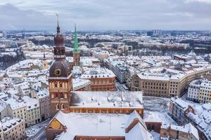 vista de invierno superior del paisaje urbano de la ciudad vieja de riga. famosa vista aérea y destino turístico de la catedral de cúpulas. viajar a letonia