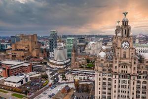 Primer plano aéreo de la torre del Royal Liver Building en Liverpool foto