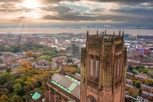 vista aérea de la catedral principal de liverpool en reino unido. foto