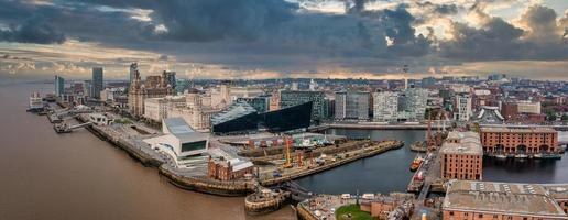 hermoso panorama de la costa de liverpool al atardecer. foto