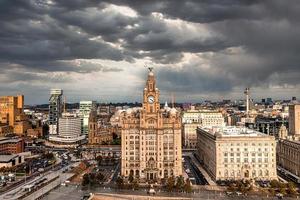 Primer plano aéreo de la torre del Royal Liver Building en Liverpool foto