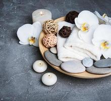 concepto de spa con orquídeas blancas foto