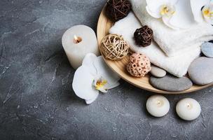 concepto de spa con orquídeas blancas foto