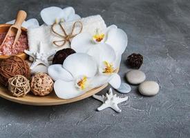 concepto de spa con orquídeas blancas foto