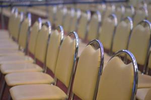 fila de sillas en la conferencia de la sala de reuniones