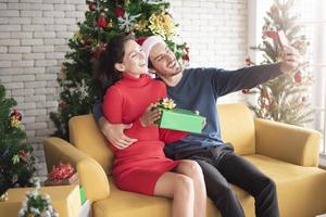 atractiva pareja caucásica de amor están celebrando la navidad en casa foto
