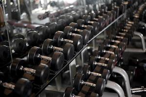 fila de mancuernas en el gimnasio foto