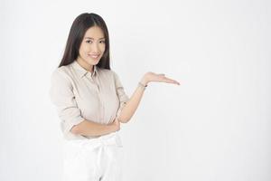 atractivo retrato de mujer asiática sobre fondo blanco foto