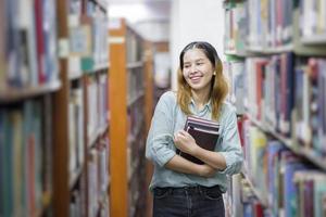 feliz joven estudiante universitario asiático. foto