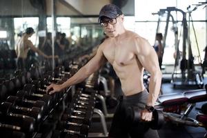 un hombre de fitness hace ejercicio en el gimnasio foto