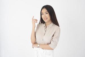 atractivo retrato de mujer asiática sobre fondo blanco foto