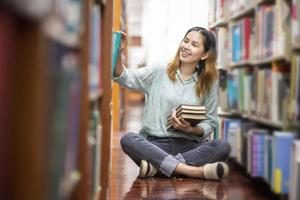 feliz joven estudiante universitario asiático. foto