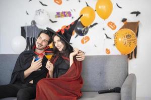 feliz pareja de amor disfrazada y maquillada en una celebración de halloween foto