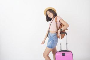 hermosa joven turista asiática feliz en el estudio de fondo blanco foto