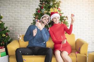 atractiva pareja caucásica de amor están celebrando la navidad en casa foto