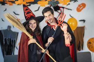 feliz pareja de amor disfrazada y maquillada en una celebración de halloween foto