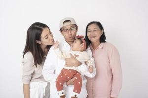 familia asiática feliz sobre fondo blanco foto
