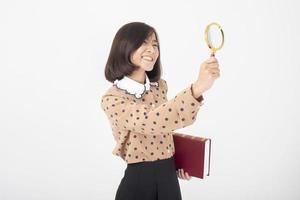 atractiva mujer asiática está sosteniendo un libro sobre fondo blanco foto