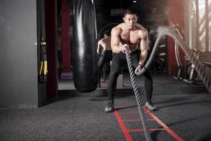 un hombre hace ejercicio con cuerda en el gimnasio foto