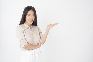 atractivo retrato de mujer asiática sobre fondo blanco