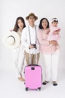 la familia asiática feliz está lista para viajar con antecedentes blancos foto