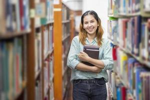 feliz joven estudiante universitario asiático. foto