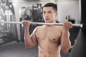 Muscular fitness hombre culturista está entrenando en el gimnasio
