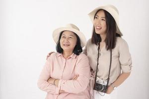 anciana asiática y su hija de fondo blanco, concepto de viaje
