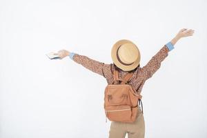 hermosa joven turista asiática feliz en el estudio de fondo blanco foto