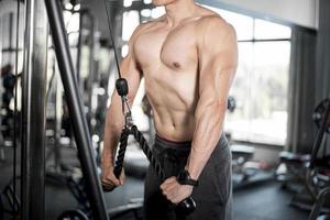 cerrar hombre musculoso es ejercicio en el gimnasio foto